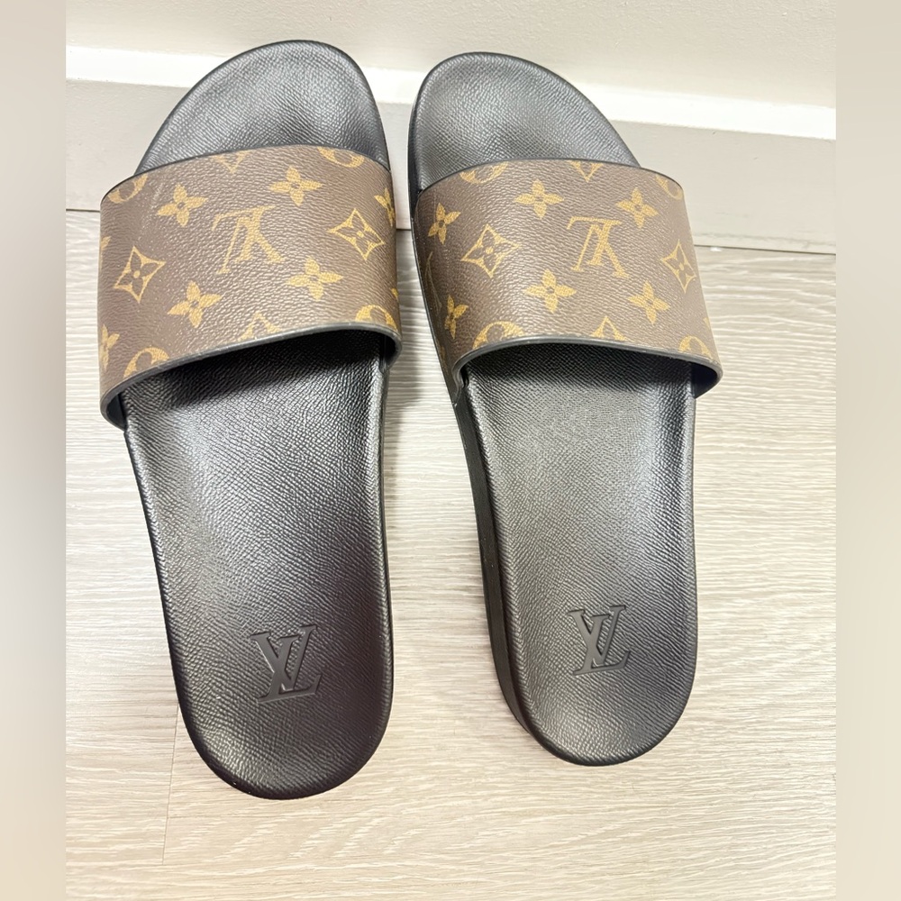Louis Vuitton Brown Monogram Slides like new
